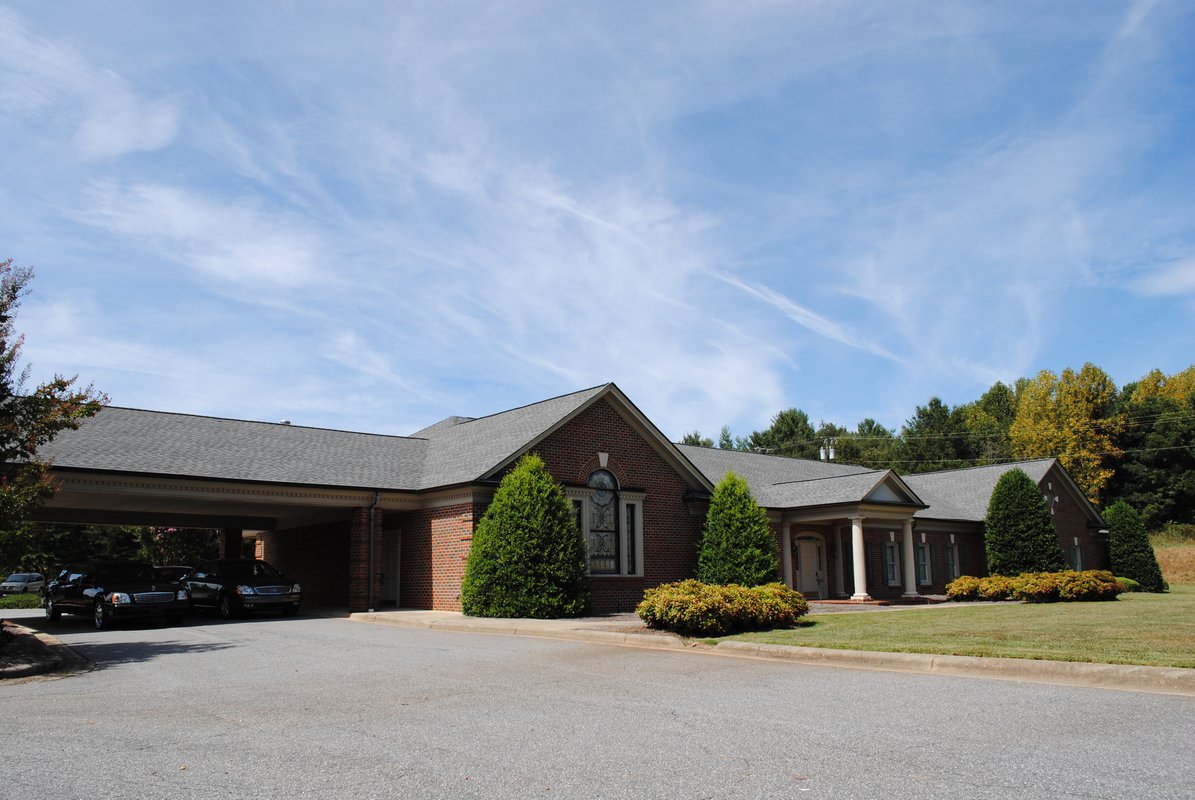 Willis Reynolds Funeral Home outside